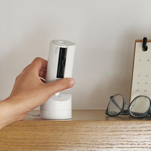 Amazon 屋内用セキュリティカメラ（首振り機能付き 左右360° 上下169°)　ホワイト Ring　 Pan-Tilt Indoor Cam B0CG2VN86V返品種別A