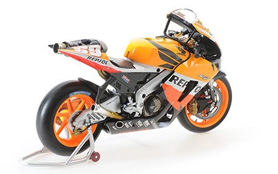 ミニチャンプス 1/12 ホンダ RC211V ニッキー・ヘイデン ワールドチャンピオン モトGP 2006 フィギュア＆フラッグ付き 【122061169】ミニカー 返品種別Bの通販はau PAY マーケット - Joshin web 家電・PC・ホビー専門店 | au PAY  マーケット－通販サイト