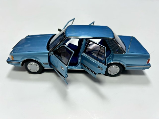 XiaoGuang MODEL 1/18 トヨタ クラウン MS122 ライトブルー【8251121LB】ミニカー 返品種別B_2