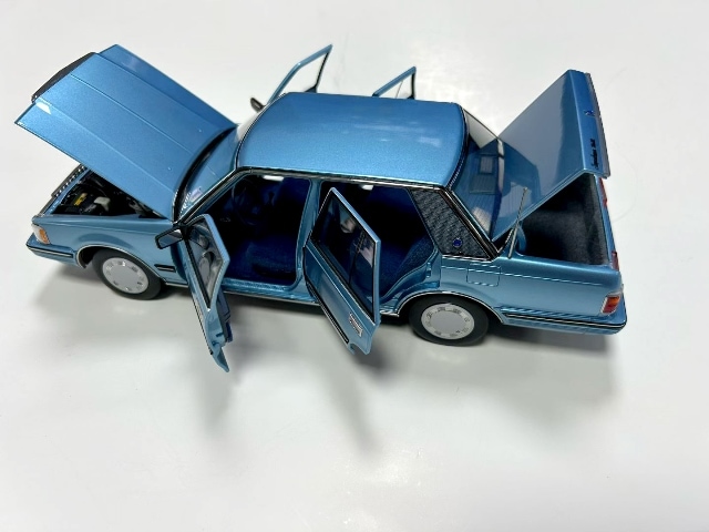 XiaoGuang MODEL 1/18 トヨタ クラウン MS122 ライトブルー【8251121LB】ミニカー 返品種別B_3