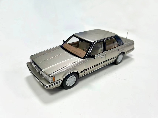 XiaoGuang MODEL 1/18 トヨタ クラウン MS122 ゴールド【8251123G】ミニカー 返品種別B