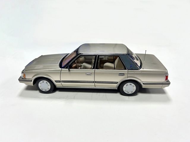 XiaoGuang MODEL 1/18 トヨタ クラウン MS122 ゴールド【8251123G】ミニカー 返品種別B_2