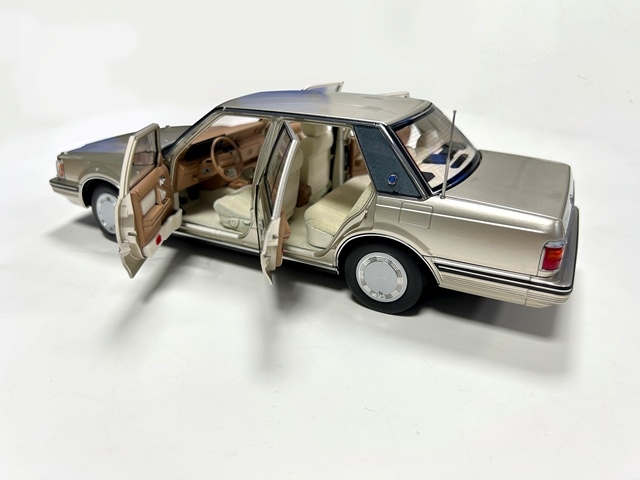 XiaoGuang MODEL 1/18 トヨタ クラウン MS122 ゴールド【8251123G】ミニカー 返品種別B_3