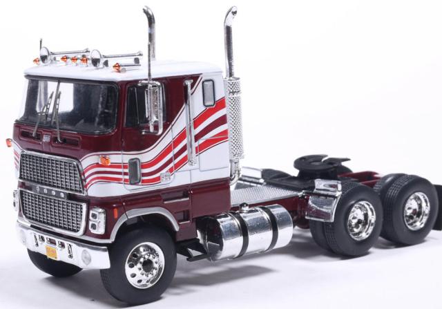 イクソ 1/64 フォード CL 9000 1976 ホワイト/レッドストライプ【64TR015B】ミニカー  返品種別B