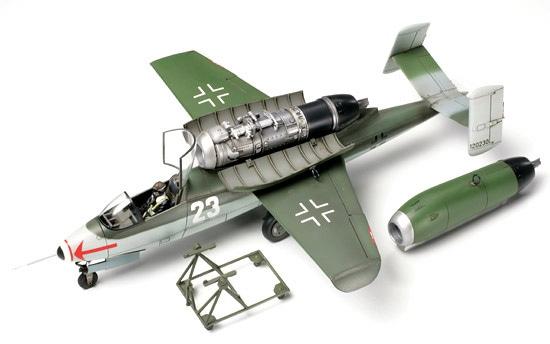 プラモデル完成機　1/48　ハインケルHe162a-2サラマンダー タミヤ 1/48 マスターワークコレクション ハインケル He162 A-2