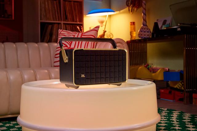 JBL JBLAUTH300BLKJN Bluetooth対応 ポータブルワイヤレススピーカーJBL AUTHENTICS 300[JBLAUTH300BLKJN] 返品種別A_14