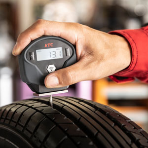 京都機械工具 GNDA020 タイヤデプスゲージKTC TRASAS(トレサス) 2.4GHz帯 通信機能付き[GNDA020KTC] 返品種別Bの通販は