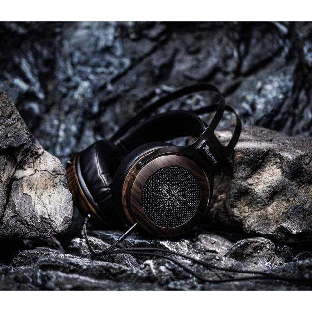 Kiwi Ears KWI040 ダイナミック密閉型ヘッドホン（ブラックウッド）Altruva - BlackWood[KWI040] 返品種別A_13