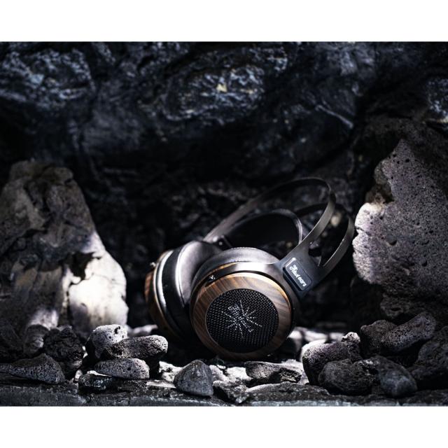 Kiwi Ears KWI040 ダイナミック密閉型ヘッドホン（ブラックウッド）Altruva - BlackWood[KWI040] 返品種別A_14