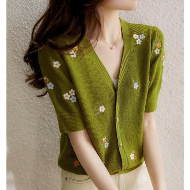 ニットTシャツ トップス レディース きれいめ 40代 春夏 半袖トップス 花刺繍オシャレ ブラウス  Vネック tシャツ 韓国風 通勤 着痩せの通販は