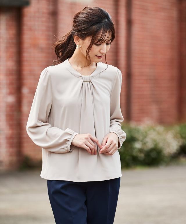 フォーマル 3点セット 大きいサイズ レディース 入学式 卒業式 タック ボウタイ風 デザイン ブラウス + ノーカラー ジャケット + テーパード パンツ ネイビー＋グレージュ＋ネイビー/黒＋オフ＋黒 4L/5L/6L ニッセン nissen agesugi_sfaの通販は