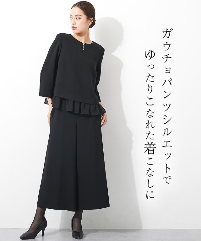 喪服 礼服 ブラックフォーマル パンツスーツ レディース 日本製生地使用 洗える防しわ パール調ボタン使いレイヤード ブラウス ＋ワイド パンツ セットアップ スーツ ｜ 有〔Callarus〕 agesugi_sfaの通販は
