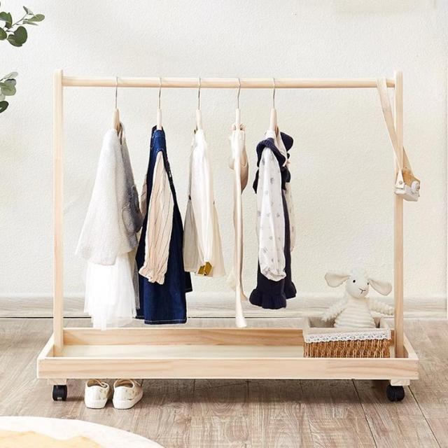 2段 ハンガーラック ナチュラル ハンガーラック 棚付き キャスター付き 子供用 子ども キッズ ペット用 木製 おしゃれ 子供部屋 ワードローブ 子供服 収納ラック 衣類収納 洋服収納 ペット 子供用 猫 お洋服ラック ペットウェア 犬服 猫服 収納の通販は
