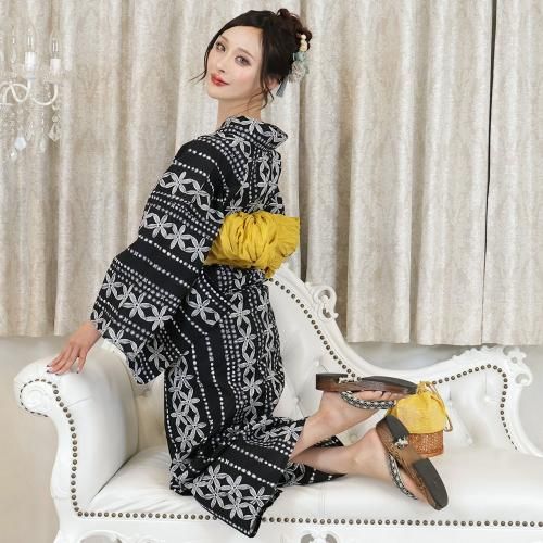 【グラシア】 浴衣 兵児帯 鼻緒下駄 3点セット 凛とした佇まいが引き立つ花柄ライン浴衣 ブラック フリーサイズ グラシア】 浴衣 兵児帯 鼻緒下駄 3点セット 凛とした佇まいが引き立つ