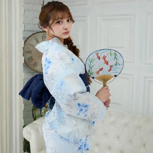 白地に淡いブルーの線描と水彩調の花々が舞う浴衣3点