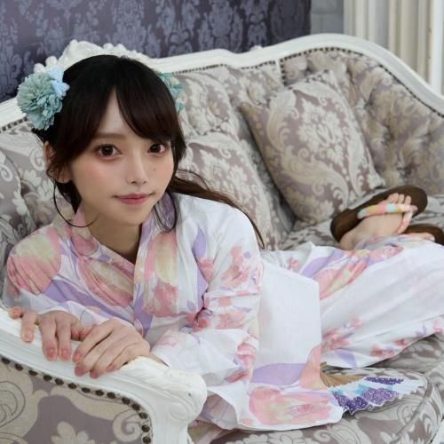 薄ピンク地に淡いピンクとベージュのチューリップがふんわりと描かれた