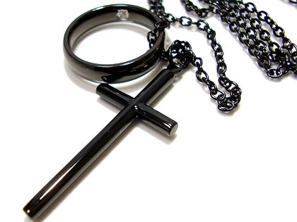 即納 ■送料無料■【juraice】【ステンレスアクセサリー】当店オススメブラッククロスステンレスネックレス/