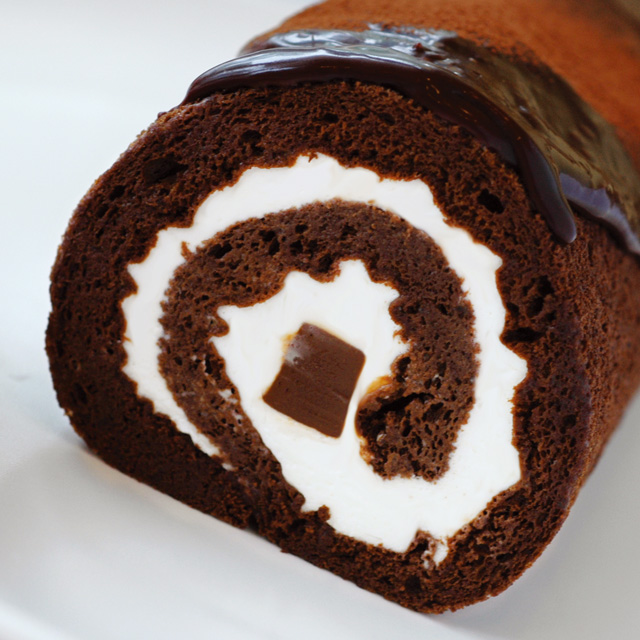 お中元 ギフト スイーツ グルメ ケーキ 生チョコ入りのロールケーキ 神戸魔法の生チョコロール プレーン 兵庫の通販はau Pay マーケット 神戸フランツ