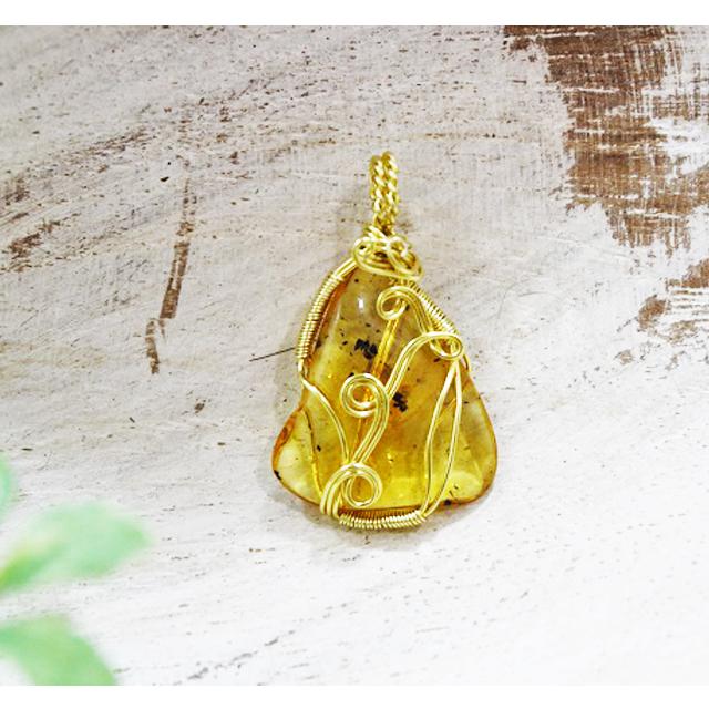 虫入り琥珀ペンダントトップd メール便対応 ワイヤーラッピング パワーストーン 天然石 アンバー お守り 樹脂 通販 ラッピング無料 の通販はau Pay マーケット アースコレクション