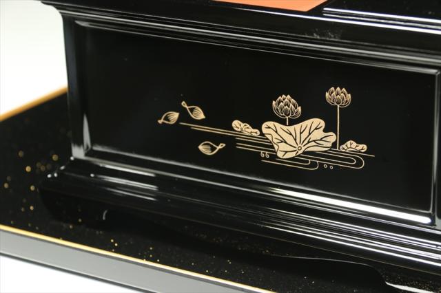 焼香盆セット 6寸 黒 内朱 返し付 Sm 2623 法事 法要 仏具 限定 国産 焼香盆 回し香炉 金蓮 お盆 お彼岸 お墓参り 供養の通販はau Pay マーケット 神棚 神具 仏具 やまこう