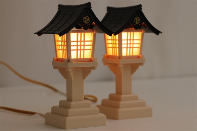 巴紋 ともえ □ 黒屋根 灯籠 □ 電装式 1対 □ 高さ17cm □ 神棚 巴紋 ともえ □ 黒屋根 灯籠 □ 電装式 1対 □ 高さ17cm □ 神棚