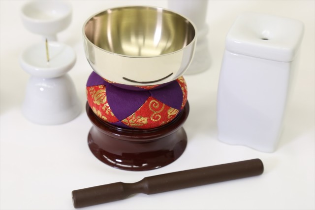 仏具 仏具セット 白 無地 国産 陶器 7点＋香炉灰＋おりん 4点 線香差 マッチ消 モダン ミニ 仏壇 お盆 お彼岸 お墓参りの通販はau PAY  マーケット - 神棚・神具・仏具 やまこう | au PAY マーケット－通販サイト