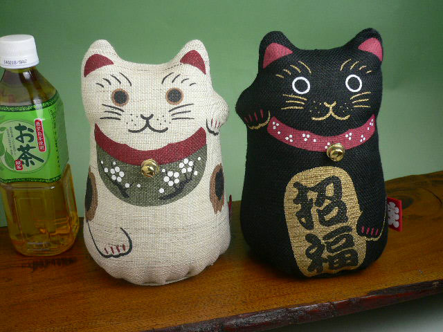 ペア招き猫　M　大入り巾着付き　２匹セット　三毛猫　黒猫　金運　招福　縁起物　セットでお得