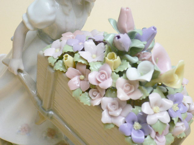 リヤドロ「花車」と「小鳥と話す少女」付属品「花の置物達」と