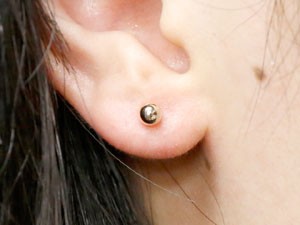 あす着 ピアス プラチナ 片耳ピアス 丸玉ピアス 4mm プラチナピアス スタッドピアス ファーストピアス 地金 シンプル レディースの通販はau Pay マーケット ジュエリー工房アトラス