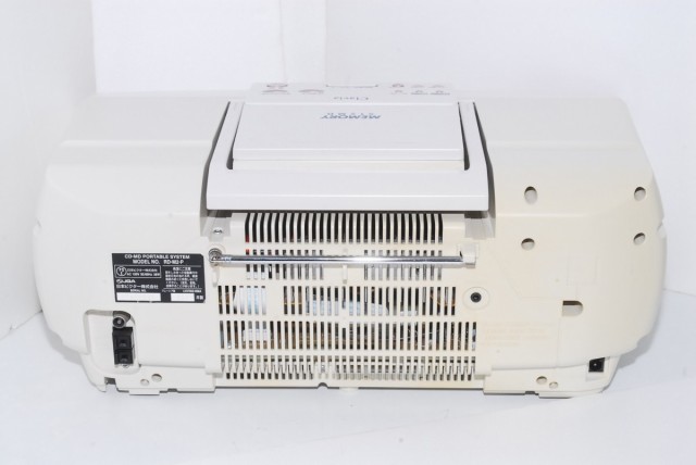 【中古】JVCケンウッド ビクター memory Clavia CD-MDメモリーポータブルシステム RD-M2-P