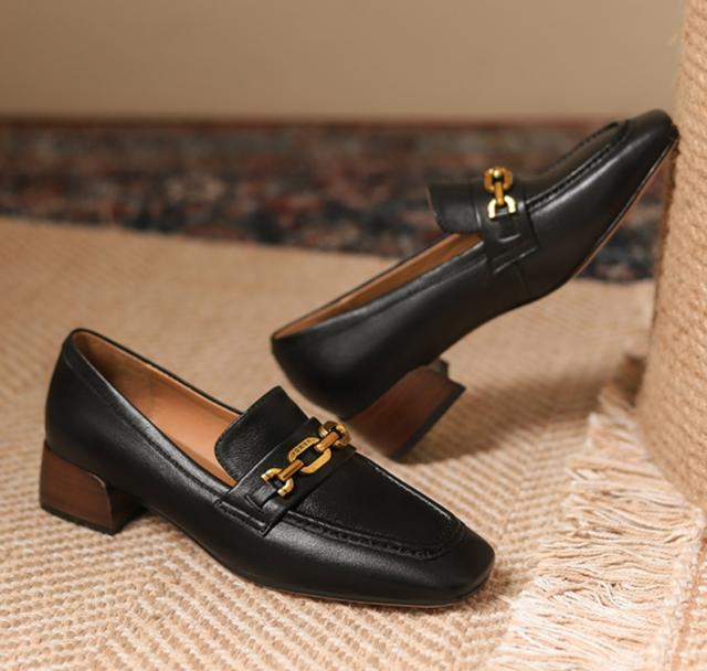 ローファー パンプス 送料無料 個性 アクセント スクエアトゥ ロゴ バックル かわいい 大人可愛い きれいめ シンプル カジュアル 上品 おしゃれ 主役級 存在感 こなれ感 抜け感 マニッシュ シーズンレス レディース ママ OL 学生 普段使い ローファー パンプス 送料無料 個性 アクセント スクエアトゥ ロゴ