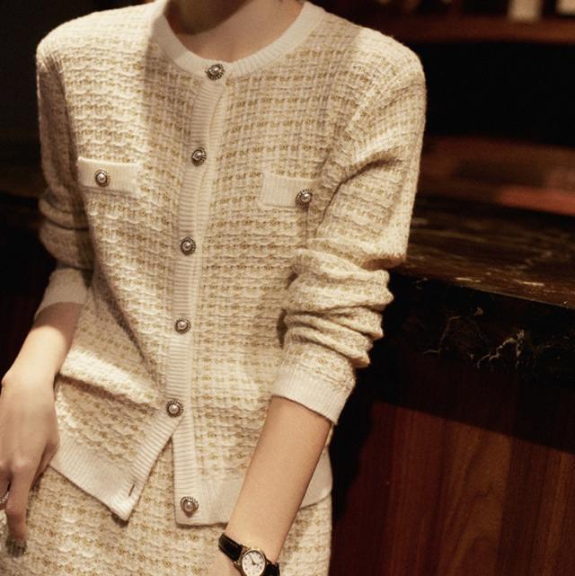 セットアップ トップス スカート 送料無料 個性的 ボタン タイト 膝丈 袖あり 長袖 かわいい 大人可愛い きれいめ エレガント 前開き 大人 上品 おしゃれ 主役級 存在感 春 秋 レディース OL デート お出かけ オフィス 通勤 レストラン