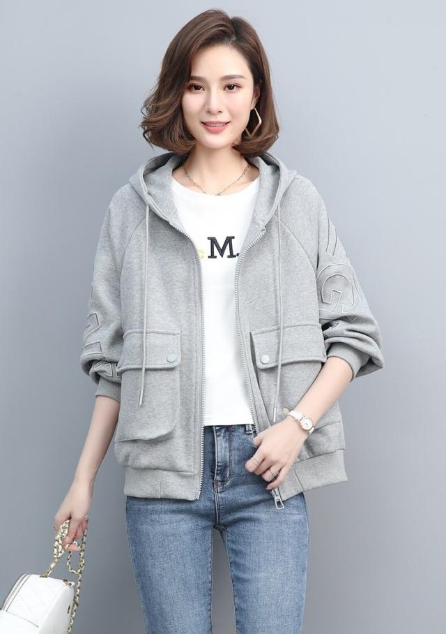 オーバーサイズ 袖ロゴ刺しゅう ジップアップ フーディジャケット アウウター パーカー ミディアム丈 長袖 ラグランスリーブ フード付き バックコンシャス フロントファスナー 前開き フラップポケット 背中ロゴタグ付き シンプル カジュアル おしゃれ こなれ感 大人女子 オーバーサイズ 袖ロゴ刺しゅう ジップアップ フーディジャケット