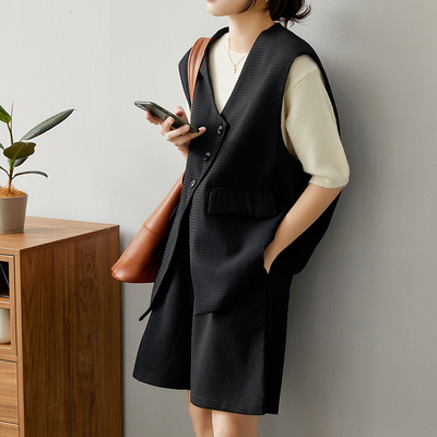 パンツ ベスト スーツ ショートパンツ ショート丈 袖なし ノースリーブ Vネック 襟なし ストレート 前開き 薄手 2点セット ツーピース シンプル カジュアル お洒落 大人女子 こなれ感 個性的 クール 存在感 抜け感 無地 春 夏 秋 誕生日 10代 20代 30代 女性用 ママ OL 通勤