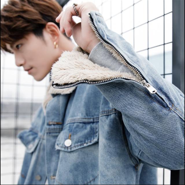 個性的 ミドル丈 メンズ ブルーデニムジャケット コート アウター コート ジャケット ロングコート チェスターコート 膝丈 ミディアム丈 袖あり 長袖 タイト 細身 ストレート もこもこ ファスナー ポケット 前開き デニム ブルーデニム ボア 厚手 裏起毛 シンプル カジュアル 個性的 ミドル丈 メンズ ブルーデニムジャケット コート アウター