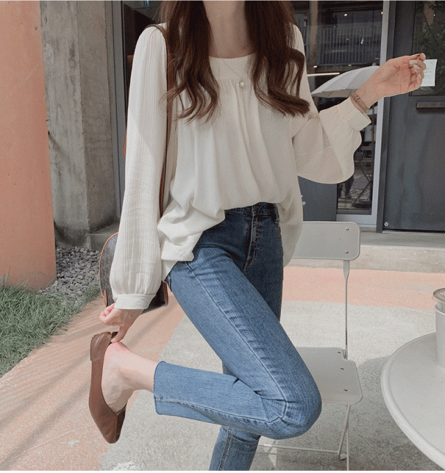 ふんわり袖 鎖骨見せ ギャザー切替え トップス ブラウス ミディアム丈 長袖 パフスリーブ ボリューム袖 襟なし スクエアネック 切り替えデザイン かわいい 大人可愛い シンプル カジュアル きれいめ 上品 おしゃれ お洒落 こなれ感 春 秋 無地 レディース 女性用 ママ 女の子 ふんわり袖 鎖骨見せ ギャザー切替え トップス ブラウス ミディアム丈