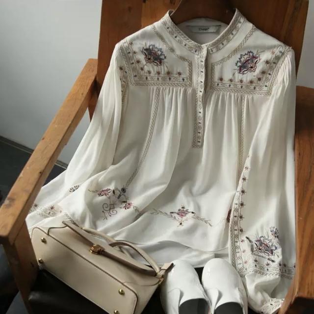 トップス シャツ ブラウス 白シャツ 刺繍 ふんわり ふわふわ 袖あり