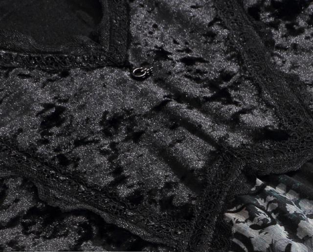 袖シアー ベルベット切替え 胸元アルファベットチャーム付き トップス