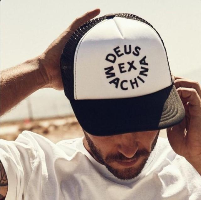 レア/未使用タグ付き【デウスエクスマキナ】エンブレム ロゴ サンバイザー ゴルフ DEUS EX MACHINA / BAYLANDS TRUCKER CAP