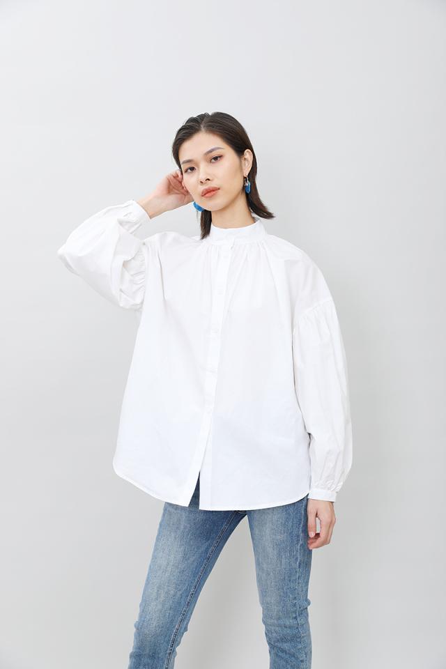 レディースブラウス 人気 通販 おすすめ 長袖 スタンドカラー 無地 モノトーン ボリューム袖 ギャザー タック ランタンスリーブ ドロップショルダー シャツ トップス 春 秋 大人 可愛い きれいめ シンプル カジュアルコーデ おしゃれ 大人女子 ラフ ルーズ ゆる 個性的 白 黒