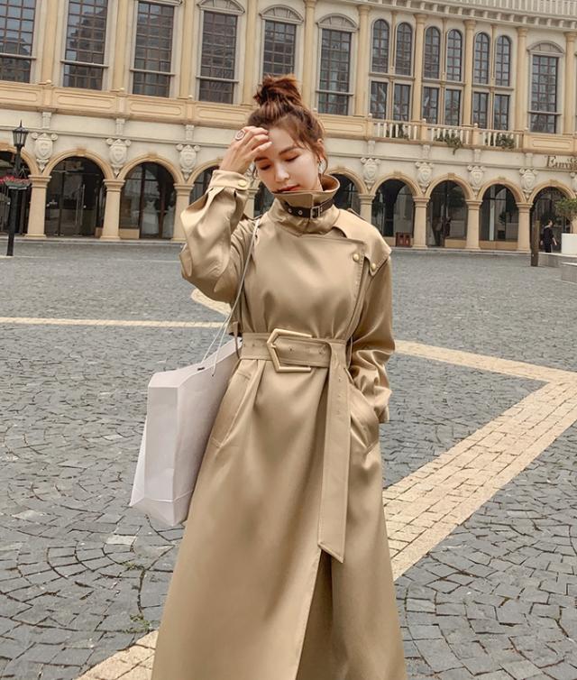 サテン トレンチ コート レディース ワンピース ロング ロング丈 肩ヨーク 長袖  Aライン 幅広ベルト ウエストマーク 前開き かわいい きれいめ シンプル カジュアル 大人 可愛い 女子 お洒落 こなれ感 韓国 オルチャン カーキ 秋 冬 通勤 通学 デート お出かけ 旅行