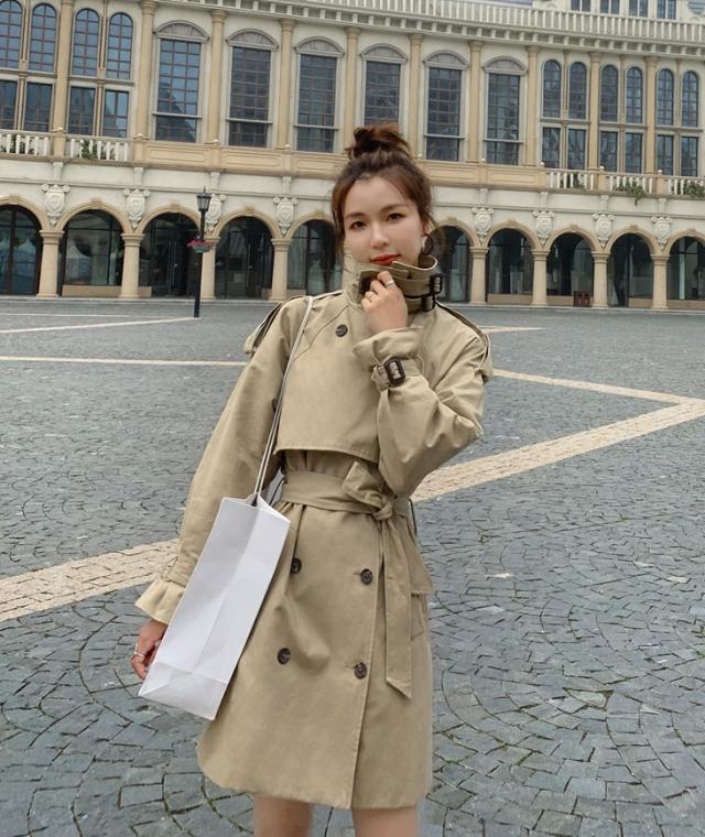 ショート トレンチ コート レディース アウター ショート丈 ラグラン袖 長袖 前ヨーク 襟付き Aライン ベルト ウエストマーク 前開き ダブルボタン ポリエステル きれいめ シンプル カジュアル 大人 お洒落 可愛い こなれ感 韓国 オルチャン カーキ 秋 冬 通勤 通学 旅行