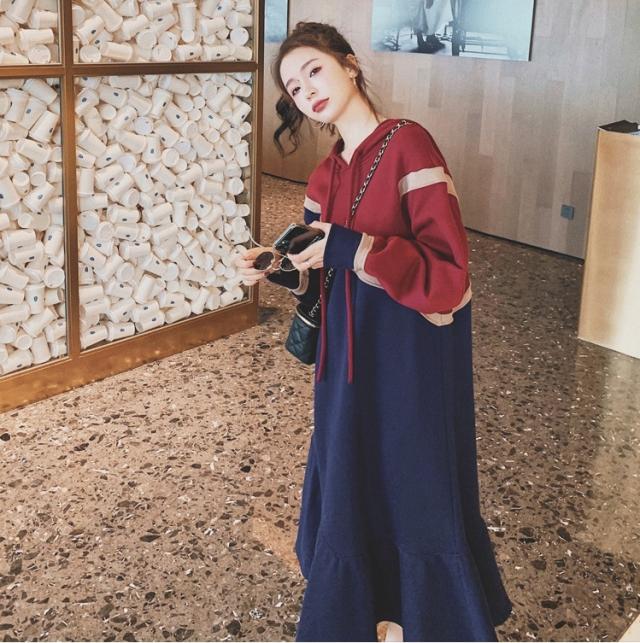 ワンピース レディース 長袖 袖あり 薄手 ロング スウェット トレーナー フード付き カジュアル 裾フレア Aライン トリコロール 配色 ドローストリング ドロスト ミモレ丈 マキシ丈 綿 コットン ゆったり ゆる ルーズ 体型カバー おしゃれ お洒落 かわいい 可愛い 通勤 通学 ワンピース レディース 長袖 袖あり 薄手 ロング スウェット