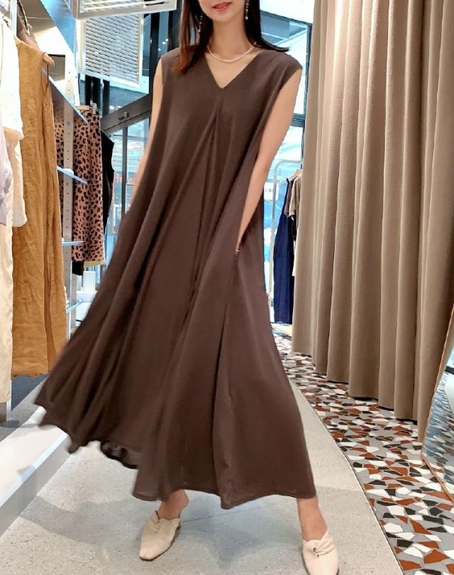 ワンピース レディース ノースリーブ 黒 ロング丈 マキシ丈 無地 シンプル Vネック Aライン ポケット付き ふんわり ドレープ ゆったり ルーズ 大きめ ラフ 楽ちん 体型カバー ママ マタニティ 公園デビュー 大人 おしゃれ かわいい 通勤 お出かけ デート 旅行 休日 普段着