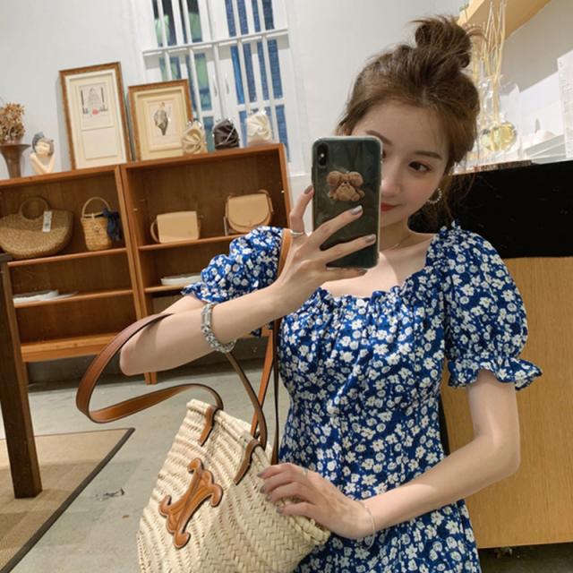 レディース サマー ワンピース  膝下 ひざ下 ミディ丈 スリット 袖あり パフ袖 パフスリーブ フレア 花柄 小花柄 ラウンドネック 背中魅せ フローラル 着痩せ 細見え ラフ きれいめ お洒落 大人 可愛い フェミニン 青 お出かけ 女子会 休日 デート 旅行