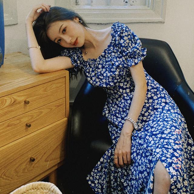 レディース サマー ワンピース  膝下 ひざ下 ミディ丈 スリット 袖あり パフ袖 パフスリーブ フレア 花柄 小花柄 ラウンドネック 背中魅せ フローラル 着痩せ 細見え ラフ きれいめ お洒落 大人 可愛い フェミニン 青 お出かけ 女子会 休日 デート 旅行 レディース サマー ワンピース 膝下 ひざ下 ミディ丈 スリット 袖あり