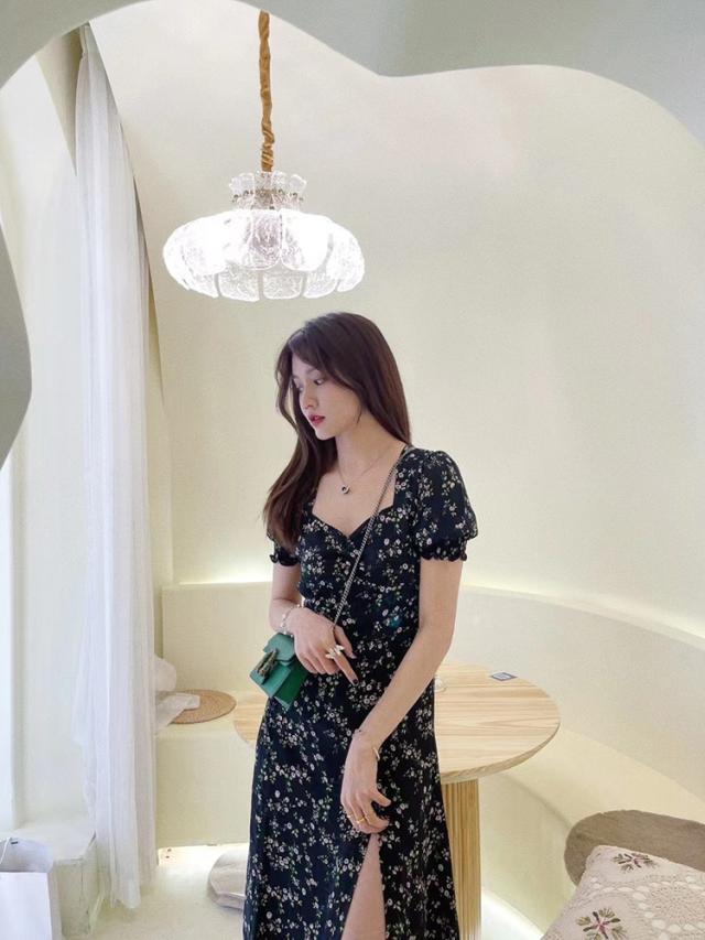 フラワープリントワンピース スリット フレア レディース ひざ丈 膝下 袖あり 半袖 パフスリーブ スクエアネック Aライン ポリエステル かわいい 大人女子 きれいめ シンプル カジュアル 上品 おしゃれ お出かけ デート 旅行 食事会 パーティー こなれ感 花柄 小花柄 フラワープリントワンピース スリット フレア レディース ひざ丈 膝下