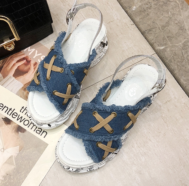 厚底クロスサンダル シューズ バックストラップ レディース 歩きやすい ロゴ デニム ブルー フリンジ 切りっぱなし きれいめ シンプル カジュアル おしゃれ かわいい かっこいい スポーティー ボーイッシュ 無地 春 夏 デート お出かけ 旅行 リゾート 海 プール トレンド 厚底クロスサンダル シューズ バックストラップ レディース 歩きやすい