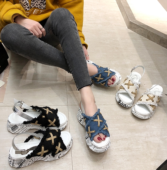 厚底クロスサンダル シューズ バックストラップ レディース 歩きやすい ロゴ デニム ブルー フリンジ 切りっぱなし きれいめ シンプル カジュアル おしゃれ かわいい かっこいい スポーティー ボーイッシュ 無地 春 夏 デート お出かけ 旅行 リゾート 海 プール トレンド 厚底クロスサンダル シューズ バックストラップ レディース 歩きやすい