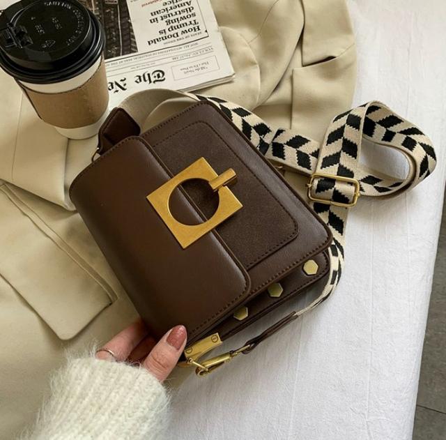 スクエア ショルダー バッグ レディース 鞄 幅広ベルト リングバックル 肩がけ 斜めがけ スクエア型 四角 ジップポケット シンプル 上品 カジュアル フォーマル お洒落 大人 可愛い 韓国 オルチャン オールシーズン 茶色 通学 通勤 休日 お出かけ 旅行